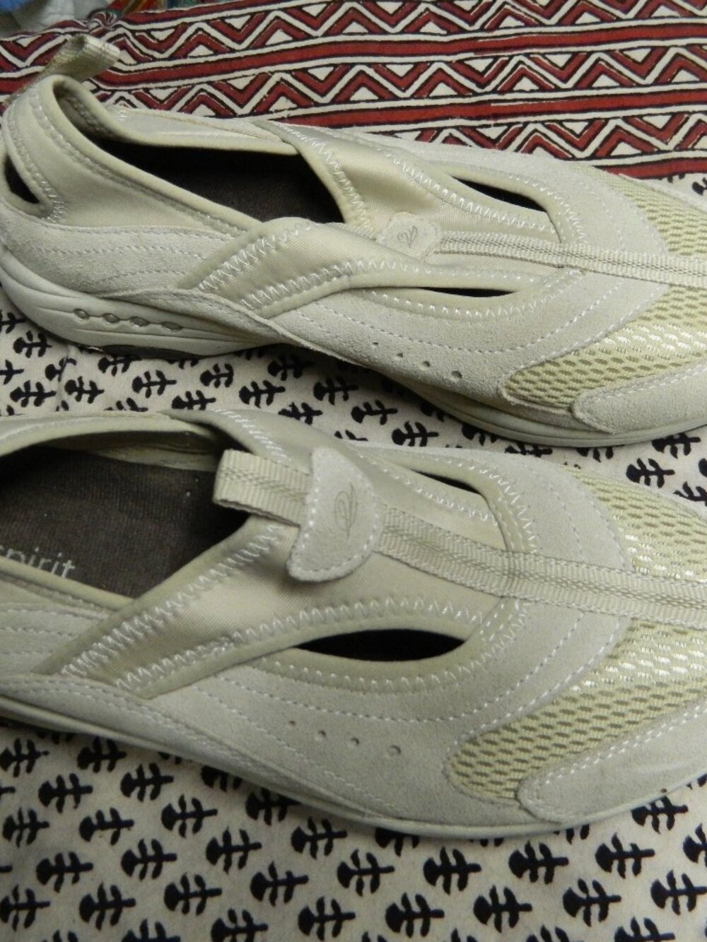 Easy Spirit Women's  Estreasured Slip on Sneakers Shoes Beige Low Top 8.5 M